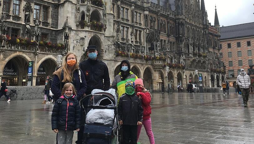 Familie Feischen aus Ostwestfalen gehört zu den wenigen Touristen, die sich dieser Tage das Glockenspiel anschauen. Familie Feischen aus Ostwestfalen gehört zu den wenigen Touristen, die sich dieser Tage das Glockenspiel anschauen.