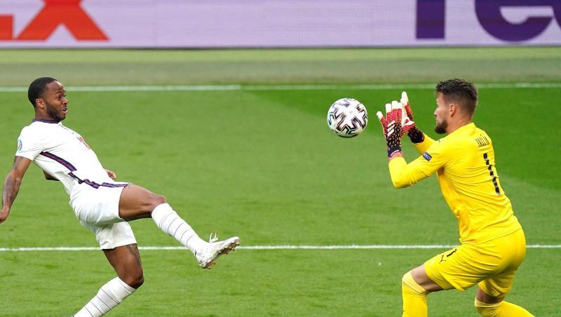 Tschechiens Torwart Tomas Vaclik (r) wehrt einen Ball von Raheem Sterling ab. Tschechiens Torwart Tomas Vaclik (r) wehrt einen Ball von Raheem Sterling ab.
