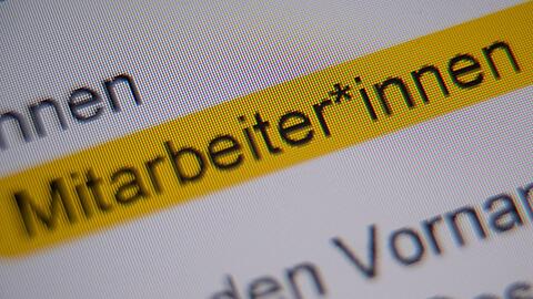 Ein VW-Mitarbeiter hat die Konzerntochter Audi verklagt, weil er sich durch einen genderspezifischen Sprach-Leitfaden des Unternehmens in seinen Rechten verletzt fühlt.