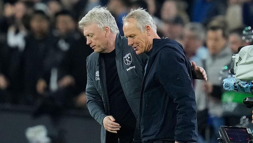 West Hams Manager David Moyes (l) umarmt Freiburgs Cheftrainer Christian Streich nach dem Spiel. West Hams Manager David Moyes (l) umarmt Freiburgs Cheftrainer Christian Streich nach dem Spiel.