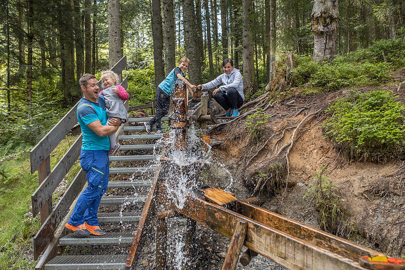 Gemeinsames Wasserspiel im "Juppi Zauberwald".