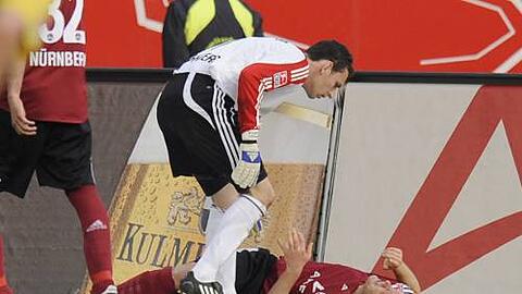 Allgemeines Entsetzen: Vize-Kapitän Raphael Schäfer zeigt schon an, dass es bei Kapitän Andreas Wolf nicht mehr weiter geht. Dennis Diekmeier (l.) kann&rsquo;s kaum fassen.