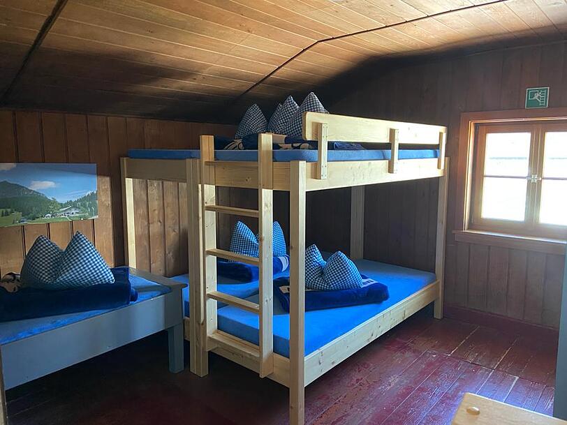 Insgesamt gibt es 50 Schlafplätze in der Hütte.