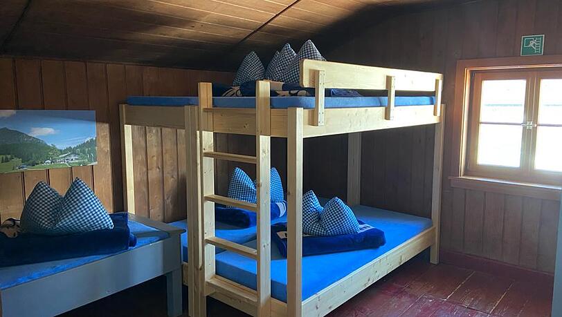 Insgesamt gibt es 50 Schlafplätze in der Hütte. Insgesamt gibt es 50 Schlafplätze in der Hütte.