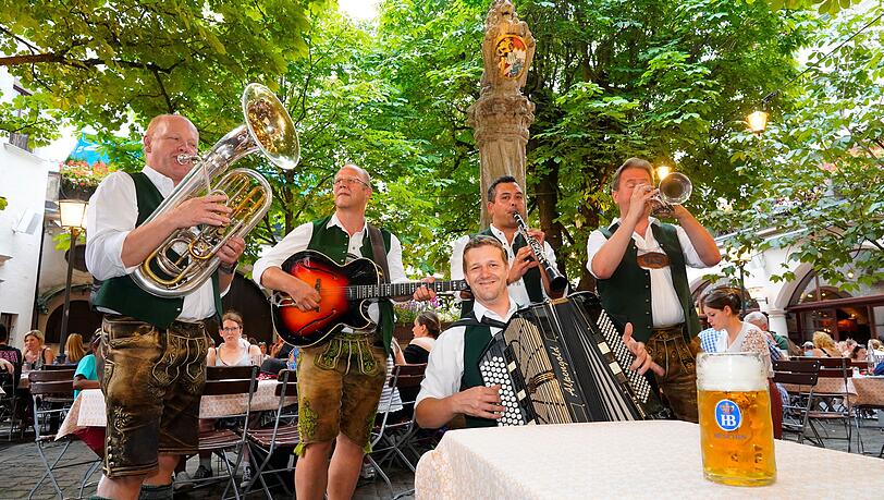 Traditionelle Wirtshausmusik wird t&auml;glich live gespielt &ndash; in der Schwemme und bei sch&ouml;nem Wetter auch direkt im Innenhof.