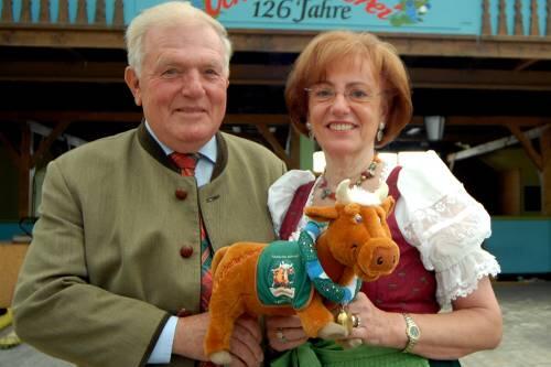Gerüstet für die Wiesn: Hermann und Anneliese Haberl mit &bdquo;August&ldquo;, dem Ochsenbraterei-Maskottchen.