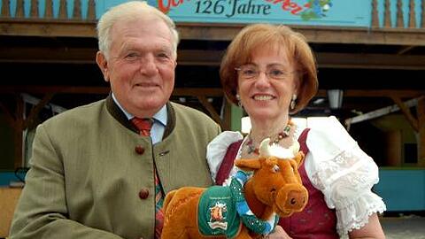Gerüstet für die Wiesn: Hermann und Anneliese Haberl mit &bdquo;August&ldquo;, dem Ochsenbraterei-Maskottchen.