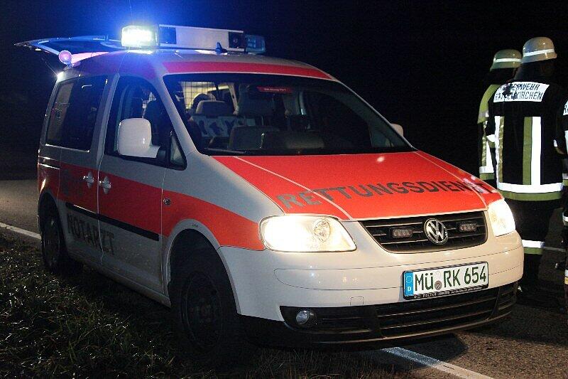 Am Mittwoch morgen kippte ein LKW auf der B 12 bei Rattenkirchen um: Der verletzte Fahrer war in seiner Kabine eingeklemmt und musste von der Feuerwehr befreit werden. Die Bilder!