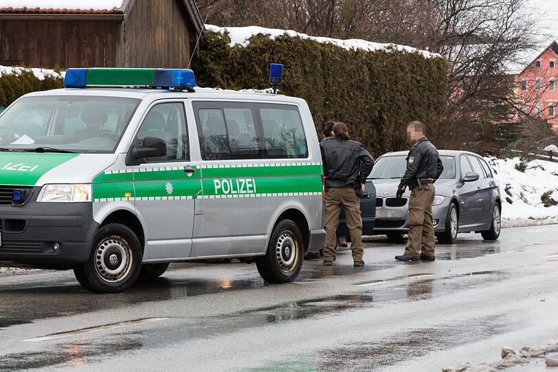 Hier nimmt die Polizei zwei Einbrecher fest. Die Täter wollten in ein Einfamilienhaus in Altenmarkt einsteigen.
