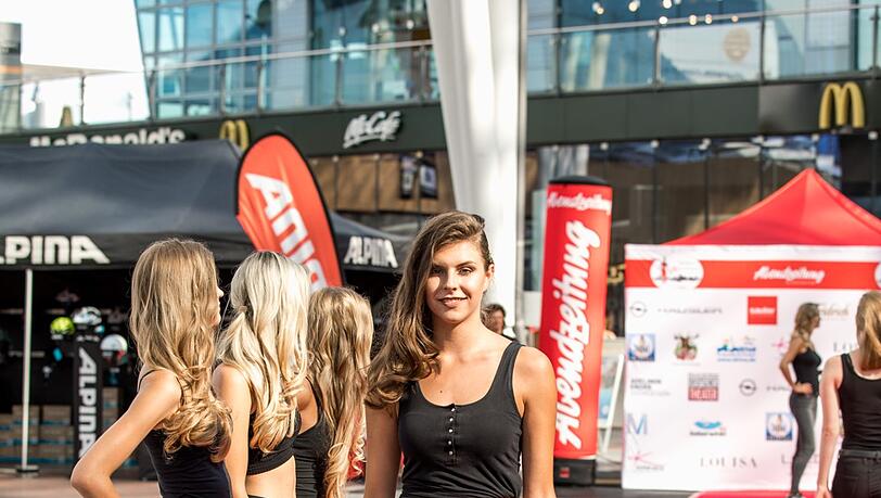 Nicola (18) legt einen selbstbewussten ersten Walk hin. Nicola (18) legt einen selbstbewussten ersten Walk hin.