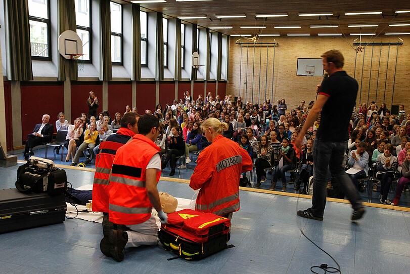 Notärzte des Klinikums rechts der Isar zeigen den Schülerinnen des Max-Josef-Stifts, wie nach dem Wiederbelebungseinsatz der Ersthelfer die professionelle Notfallversorgung funktioniert.