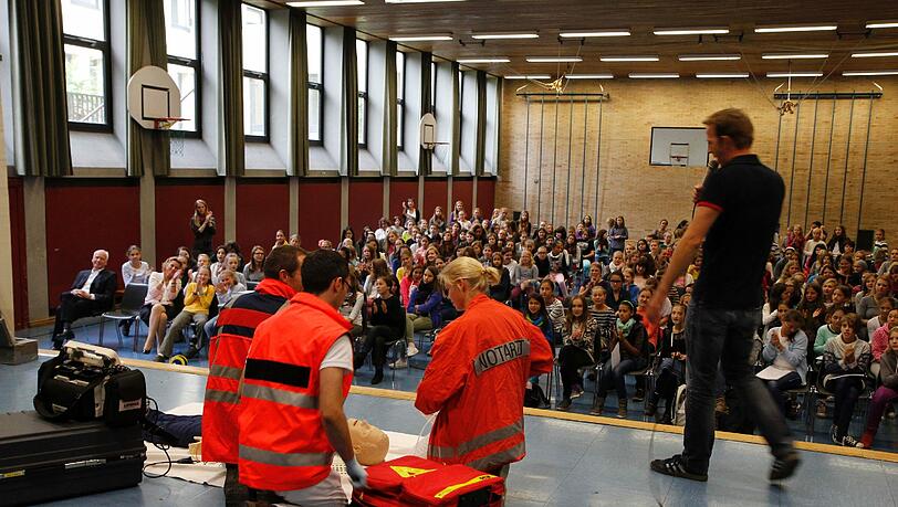 Notärzte des Klinikums rechts der Isar zeigen den Schülerinnen des Max-Josef-Stifts, wie nach dem Wiederbelebungseinsatz der Ersthelfer die professionelle Notfallversorgung funktioniert. Notärzte des Klinikums rechts der Isar zeigen den Schülerinnen des Max-Josef-Stifts, wie nach dem Wiederbelebungseinsatz der Ersthelfer die professionelle Notfallversorgung funktioniert.