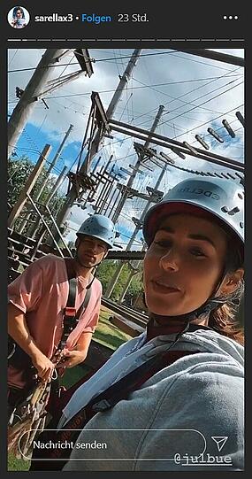 Hier ahnt Sarah Lombardi noch nichts von dem Diebstahl und freut sich mit Freund Julian Büschel auf den Klettergarten.