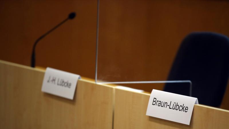Die Hinterbliebenen von Walter Lübcke haben über ihren Anwalt Fragen an den Angeklagten stellen lassen. Die Hinterbliebenen von Walter Lübcke haben über ihren Anwalt Fragen an den Angeklagten stellen lassen.