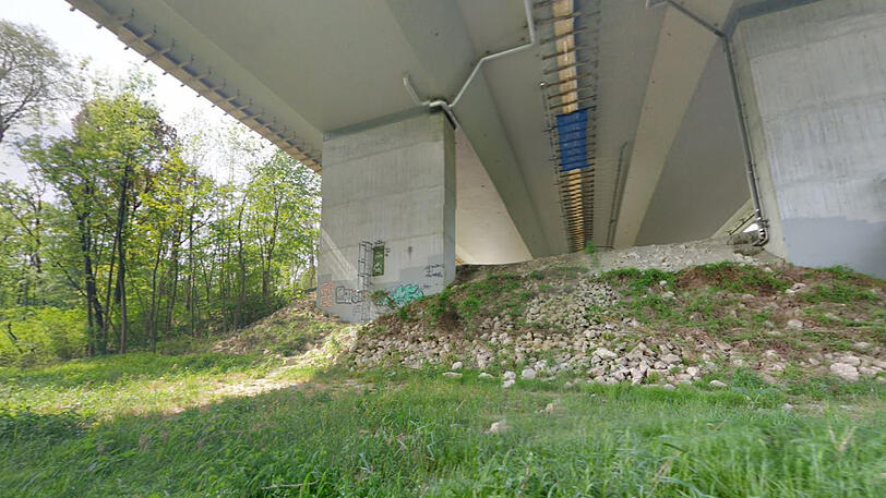 Unter dieser Autobahnbrücke feierten die Techno-Fans.