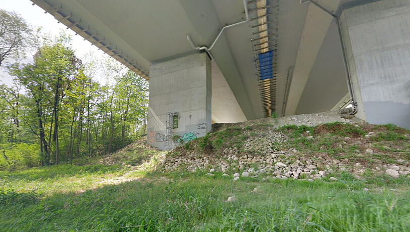 Unter dieser Autobahnbrücke feierten die Techno-Fans. Unter dieser Autobahnbrücke feierten die Techno-Fans.