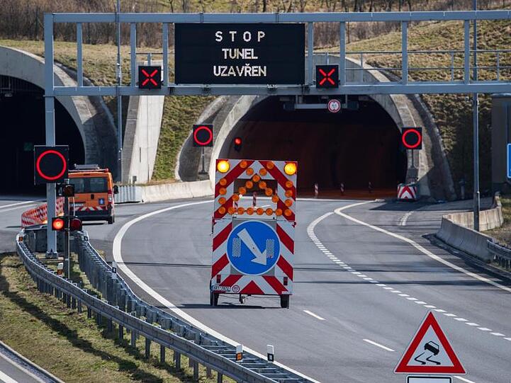 Die Autobahn zwischen Dresden und Prag ist vor einem Tunnel gesperrt. Foto: Robert Michael/dpa-Zentralbild/dpa