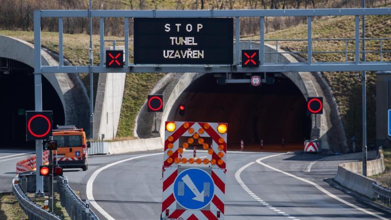 Die Autobahn zwischen Dresden und Prag ist vor einem Tunnel gesperrt. Foto: Robert Michael/dpa-Zentralbild/dpa Die Autobahn zwischen Dresden und Prag ist vor einem Tunnel gesperrt. Foto: Robert Michael/dpa-Zentralbild/dpa