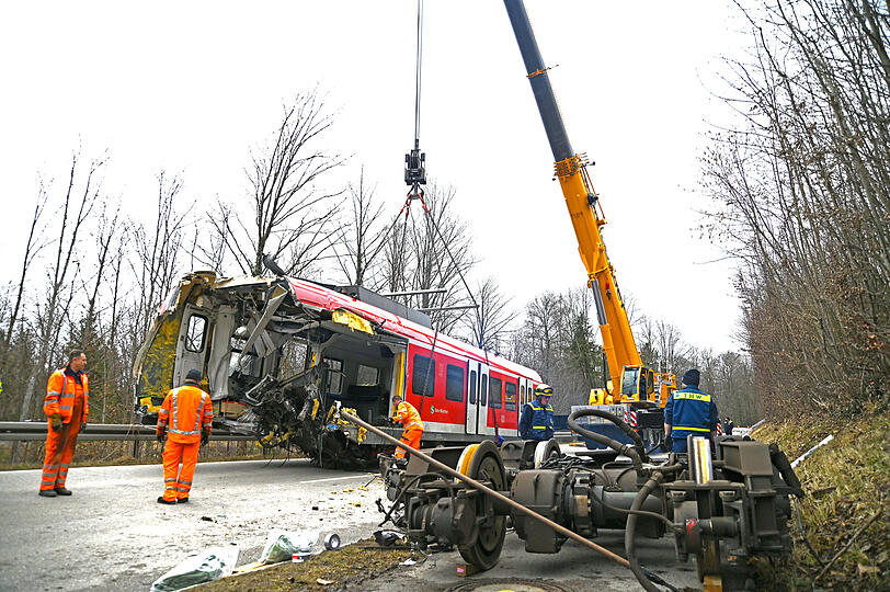 Mit einem Spezialkran wird einer der beiden Triebwagen der verunglückten S-Bahn-Züge auf der B11 abgesetzt.