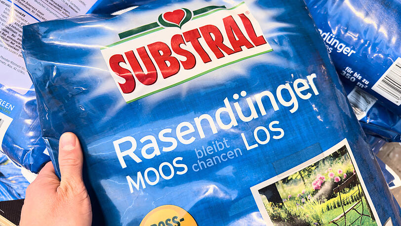 Ein gesunder Rasen muss regelmäßig gedüngt werden. Ein gesunder Rasen muss regelmäßig gedüngt werden.