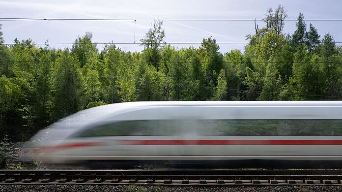Bei Kitzingen hat ein ICE einen Streckenarbeiter erfasst und tödlich verletzt. (Symbolbild)