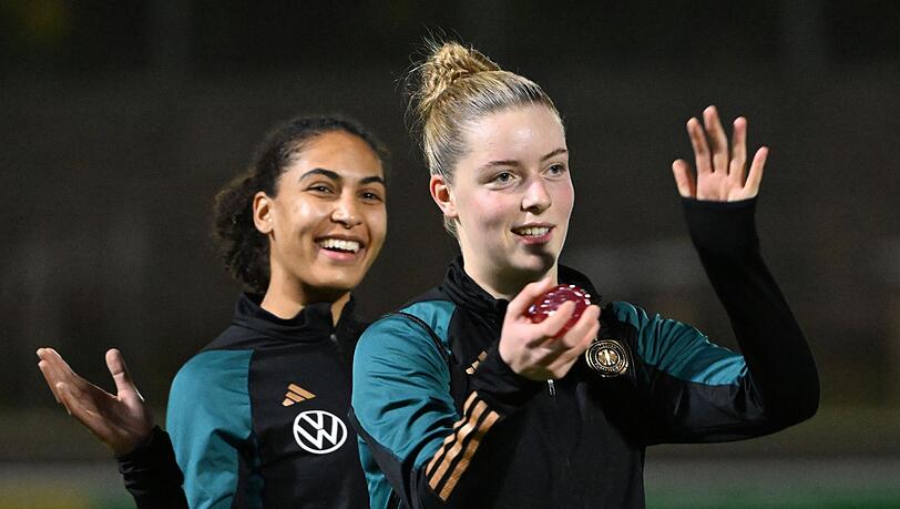 Nationalspielerin Alara Sehitler (r) bleibt beim FC Bayern.