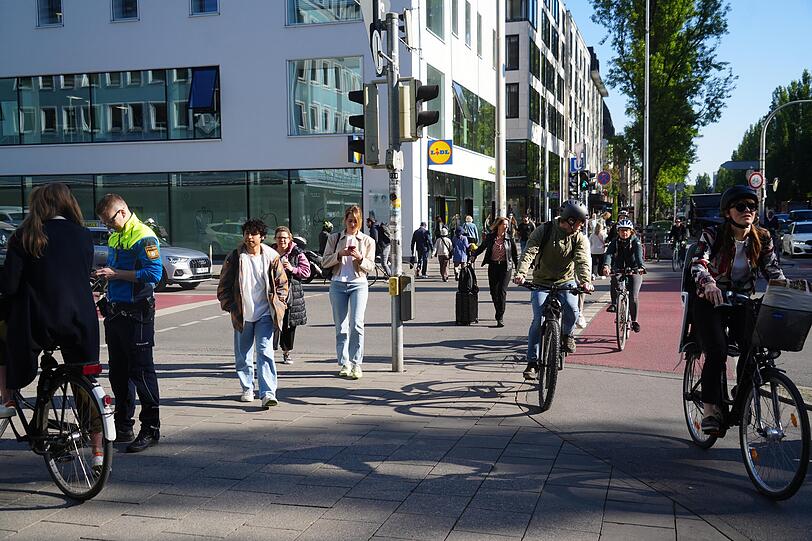 Am Dienstagmorgen ist viel los auf den Radwegen rund um die U-Bahn-Station Giselastraße. Am Dienstagmorgen ist viel los auf den Radwegen rund um die U-Bahn-Station Giselastraße.