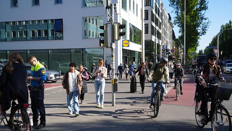 Am Dienstagmorgen ist viel los auf den Radwegen rund um die U-Bahn-Station Giselastraße. Am Dienstagmorgen ist viel los auf den Radwegen rund um die U-Bahn-Station Giselastraße.
