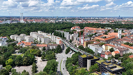 Blick auf den Candidplatz mit Mittleren Ring: Rechts ist das Ärztehaus, links ist die Freifläche Candidplatz Süd, auf der das Kulturhaus entstehen könnte.
