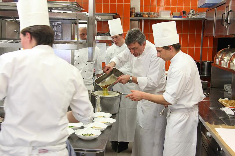 Im Allerheiligsten des Gourmettempels Tantris, der Küche, herrschen Präzision, Perfektion - und Stille.
