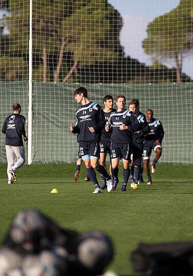 "Ideale Bedingungen": Die Löwen rennen über den Rasen in Belek und Dieter Schneider schaut cool mit Sonnebrille zu. Die besten Bilder vom Trainingslager