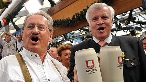 Zwei Kontrahenten: Münchens Oberbürgermeister Christian Ude (l) und Bayerns Ministerpräsident Horst Seehofer - hier auf dem Münchner Oktoberfest