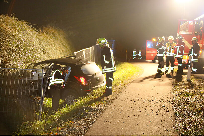 Ungebremst von der Straße in den Graben. Die Bilder vom Unfallort.