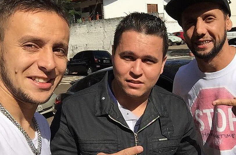Auch Rafinha zieht es in die Heimat. Der Brasilianer nutzt die Zeit zu einem Spaziergang mit Freunden durch Londrina. Aus Londrina stammt übrigens auch der ehemalige Bayern-Star Giovane Elber.