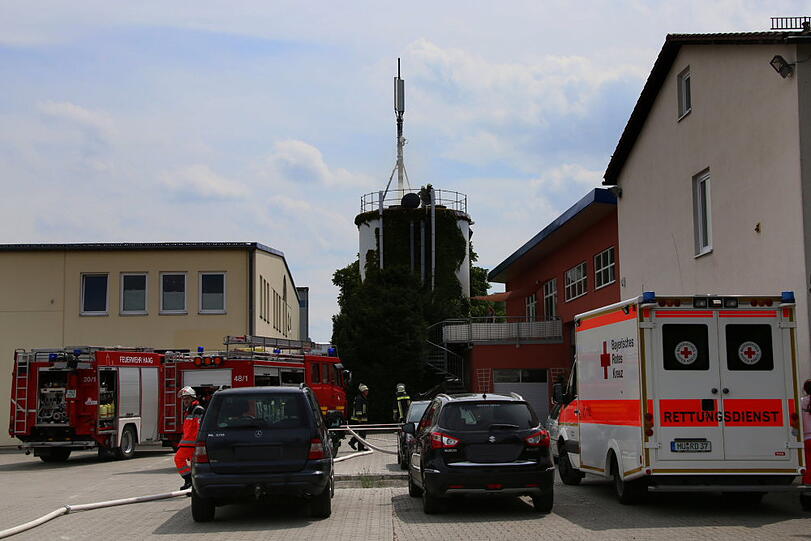 Bei einem Schreinereibetrieb geriet ein Holzspänesilo in Brand. Die Feuerwahr war mit Löschfahrzeugen vor Ort.
