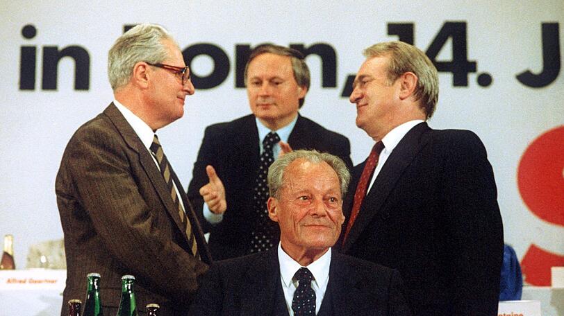 Auch parteiinterne Wahlkämpfe hat Vogel gewonnen. Hier lässt er sich als Nachfolger von Willy Brandt als Parteichef feiern.