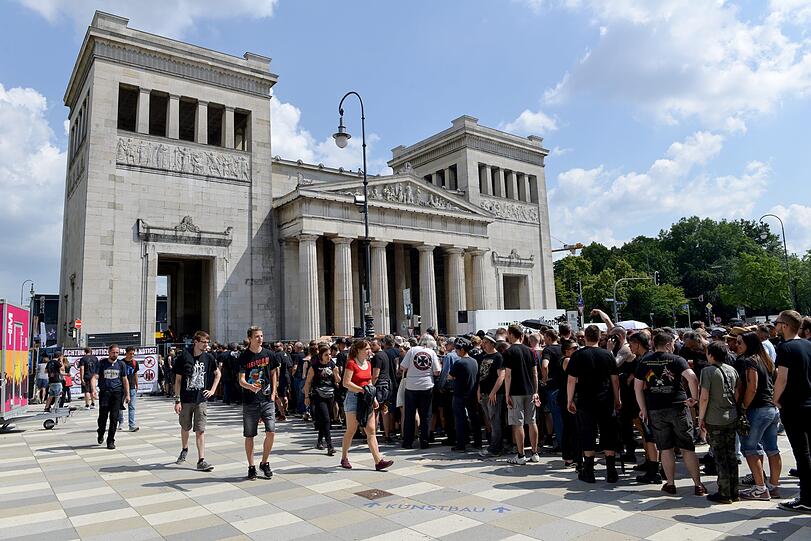 Lange Schlangen bei Rockavaria auf dem Königsplatz