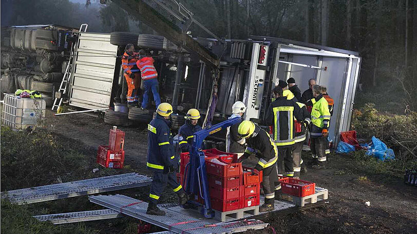 40 Tonnen schwerer Fleisch-Laster kippt um: A8 gesperrt - Bilder vom Bergungseinsatz.