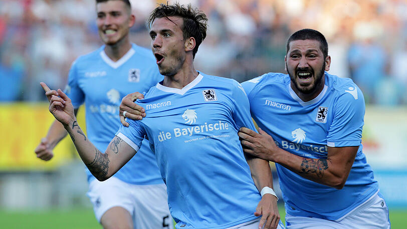 TSV 1860 München (seit 2016): Den Spaß am Spiel lässt sich Mölders jedoch auch in der vierten Liga nicht verderben. Am 13. Juli bejubelt er mit Nico Karger (M.) dessen Tor zum 2:0 gegen den FC Memmingen.