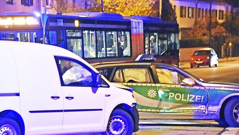 An den Fahrzeugen entstand ein Schaden von rund 50 000 Euro. An den Fahrzeugen entstand ein Schaden von rund 50 000 Euro.