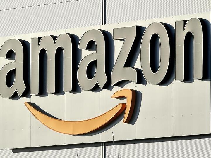 Logo und Schriftzug von Amazon. Foto: Holger Hollemann/dpa/Archivbild