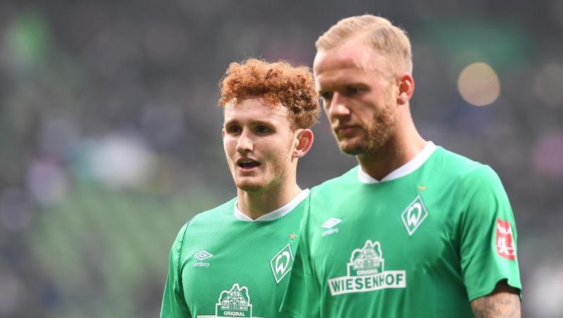 Die Bremer Kevin Vogt (r) und Josh Sargent laufen enttäuscht über den Rasen. Die Bremer Kevin Vogt (r) und Josh Sargent laufen enttäuscht über den Rasen.