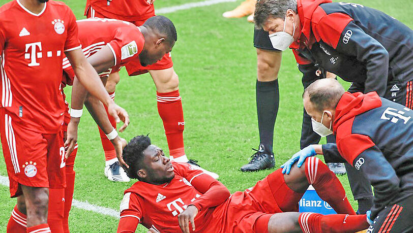 Der Schock-Moment am vergangenen Samstag: Davies wird auf dem Platz behandelt, er hat sich schwer am Sprunggelenk verletzt. Der Schock-Moment am vergangenen Samstag: Davies wird auf dem Platz behandelt, er hat sich schwer am Sprunggelenk verletzt.