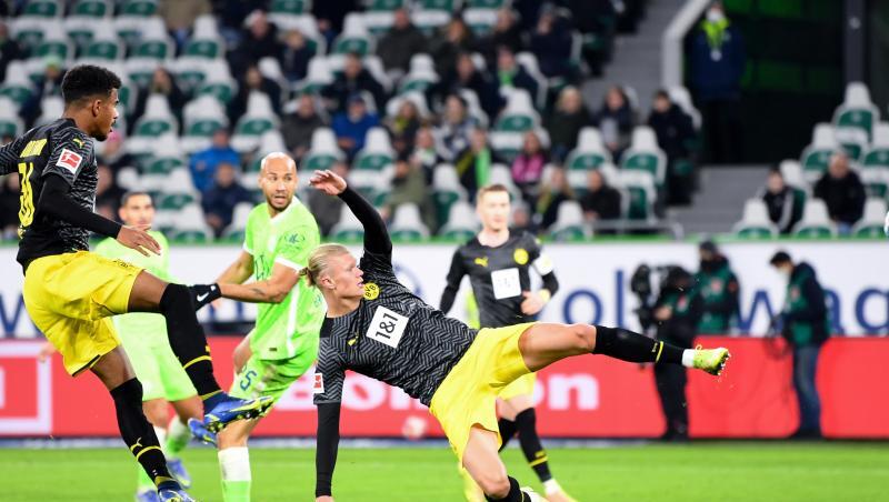 Weltklasse-Stürmer Erling Haaland (M) erzielt nur neun Minuten nach seiner Einwechslung das 3:1 gegen den VfL Wolfsburg.