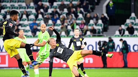Weltklasse-Stürmer Erling Haaland (M) erzielt nur neun Minuten nach seiner Einwechslung das 3:1 gegen den VfL Wolfsburg.
