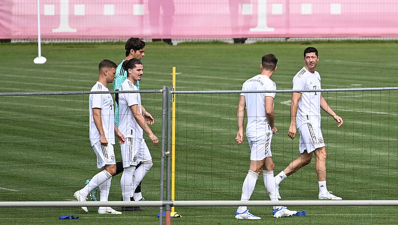 Lewandowski (r.) kommt mit seinen Mitspielern auf den Trainingsplatz.