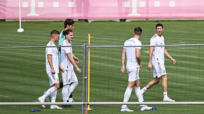 Lewandowski (r.) kommt mit seinen Mitspielern auf den Trainingsplatz.
