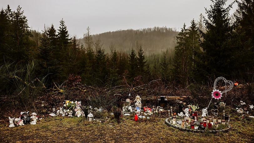 Kerzen, Blumen und Figuren liegen am Fundort von Luisa bei Freudenberg zwischen Nordrhein-Westfalen und Hessen. Die zwölf Jahre alte Schülerin Luisa war im März 2023 erstochen worden. Zwei strafunmündige Mädchen gestanden die Tat.