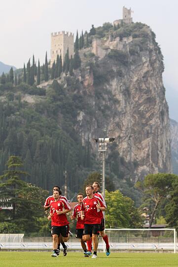 Ribéry ist wieder dabei, Lahm und Heynckes schreiben Autogramme, Neuer hechtet nach dem Ball: Bilder aus dem Trainingslager der Bayern am Gardasee
