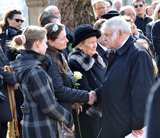 Wirte-Legende Richard Süßmeier kondoliert der Tochter seines verstorbenen Freundes. Zuvor hielt er eine Rede am Grab.
